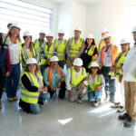 Familia del Dr. Luis Ljubetic y exfuncionarios visitan el nuevo edificio del INGER