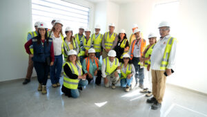 Familia del Dr. Luis Ljubetic y exfuncionarios visitan el nuevo edificio del INGER