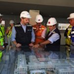 Alcalde Jaime Bellolio en una visita a la obra del nuevo hospital