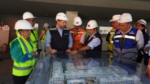 Alcalde Jaime Bellolio en una visita a la obra del nuevo hospital